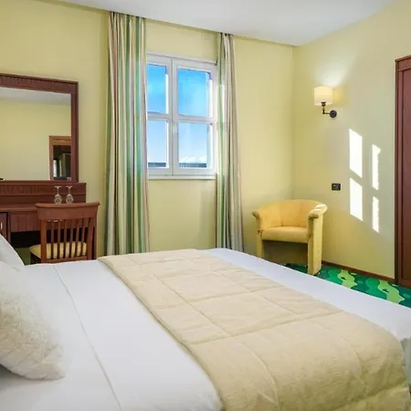 Spacious With Breakfast Included * Lozovac